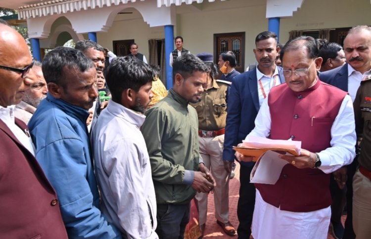*मुख्यमंत्री श्री विष्णुदेव साय ने बगिया में जनदर्शन के दौरान आमजनों से किया किया सीधा संवाद,समस्याओं के त्वरित,संवेदनशील एवं प्राथमिकता से निराकरण के दिये निर्देश*