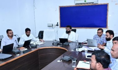 निर्माण कार्यों मे सख्ती : कलेक्टर श्री रोहित व्यास ने निर्माण कार्यों एवं गुणवत्ता पर जोर देते हुए समयबद्धता  का भी ध्यान देने कहा,साथ ही पीएमजीएसवाई तथा एमजीवाईएस के कार्यों मे तेजी लाने दिये निर्देश