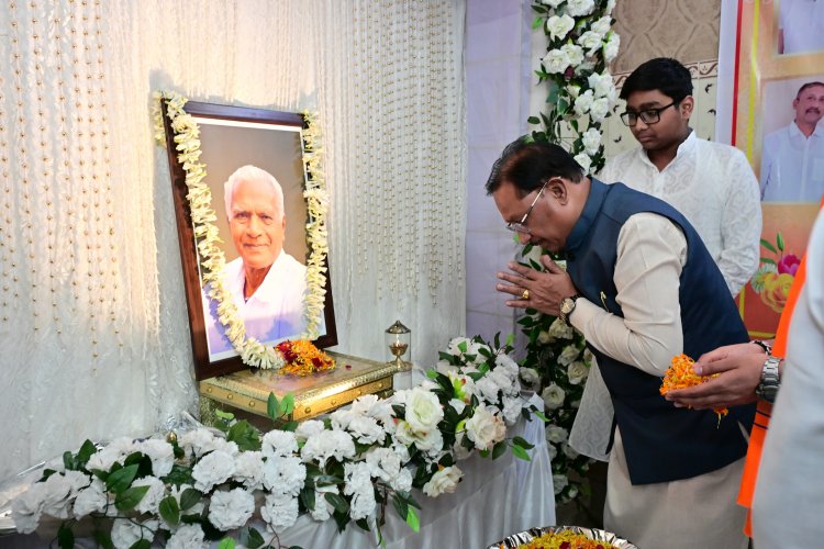 जशपुर के लोकतंत्र सेनानी स्वर्गीय महावीर प्रसाद जैन की छाया चित्र पर मुख्यमंत्री विष्णुदेव साय ने पुष्प अर्पित कर दी श्रद्धांजलि