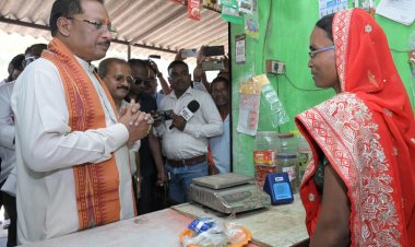 सुशासन तिहार के प्रथम दिन मुख्यमंत्री विष्णुदेव साय पहुंचे पत्थलगांव के चंदागढ़,लखपति दीदी सुमिला की किराना दुकान में खरीदी समान,अपने दुकान मे मुख्यमंत्री को देख.....