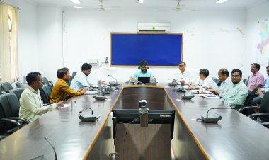 कलेक्टर श्री रोहित व्यास ने ग्राम पंचायतों में संचालित विकास योजनाओं की समीक्षा करते हुये शासकीय संपतियों को नुकसान पहुँचाने वालों पर नियमानुसार सख्त कानूनी कार्यवाही करने दिये निर्देश