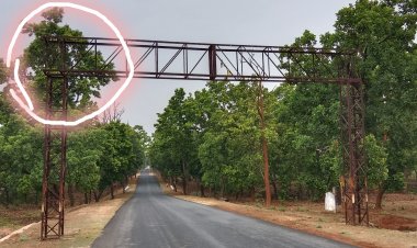 साहीडांड के पास मुख्य सड़क पर लटका भारी भरकम लोहे का गेट बना खतरे का कारण हर पल मंडरा रहा है दुर्घटना का खतरा