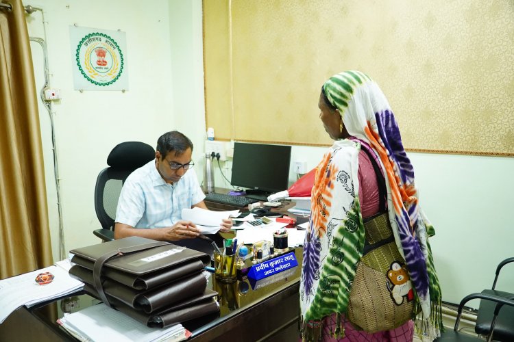 अपर कलेक्टर प्रदीप साहू ने जनदर्शन में सुनी आमजनों की समस्याएं, अधिकारियों को समयबद्ध एवं पारदर्शी निराकरण के दिये निर्देश