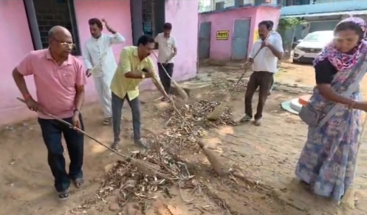 अंतराष्ट्रीय योग दिवस पर चला स्वच्छता महाभियान, जनप्रतिनिधियों ने संभाली कमान,"स्वच्छ परिसर,स्वस्थ जीवन" का संदेश लेकर निकले जनप्रतिनिधि, आमजन से की स्वच्छता अपनाने की अपील