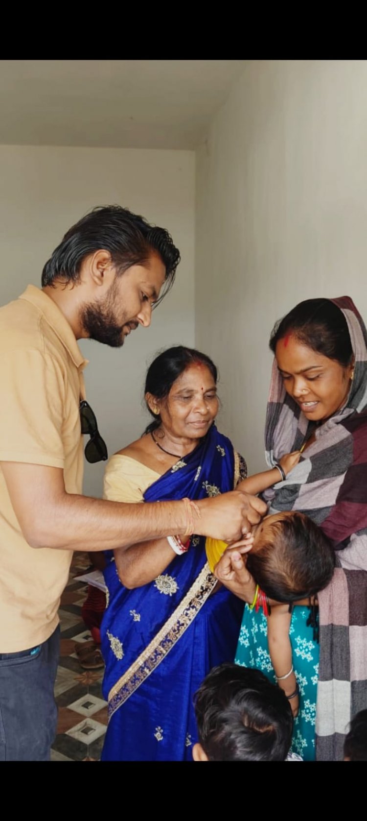 उपसरपंच अंकित गोयल ने बटईकेला में राष्ट्रीय सघन पल्स पोलियो अभियान का किया शुभारंभ, बच्चों को पिलाई 'दो बूंद जिंदगी की'