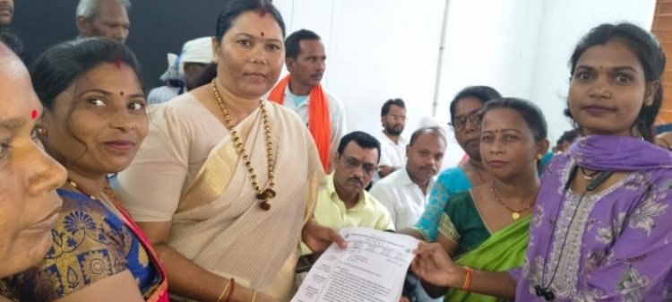 हक की लड़ाई तेज: आंगनबाड़ी सहायिकाओं ने विधायक गोमती साय को सौंपा मांग पत्र"